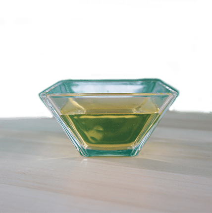 grüner tee, glasdose, glasschüssel, transparentes glas, inhalt grün