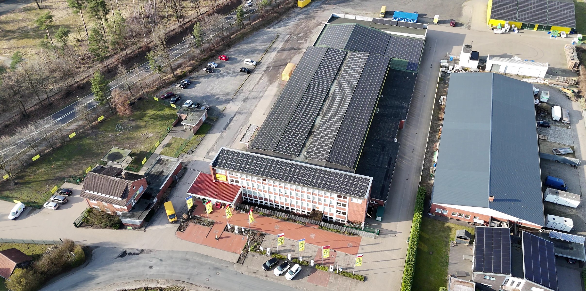 Solarmodule, Gebäude, Industrieanlage, Parkplatz, Verkehrsanbindung