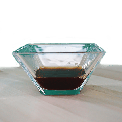 glasgefäß, soße, braune flüssigkeit, quaderförmige schale, transparentes glas
